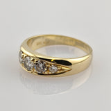 Ring aus Gold mit Diamantreihe