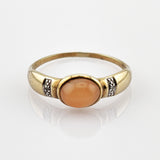Filigraner Goldring mit Mondstein-Cabochon