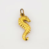 Goldener Seepferdchen-Anhänger mit detaillierten Verzierungen, ideal für Vintage-Schmuck.