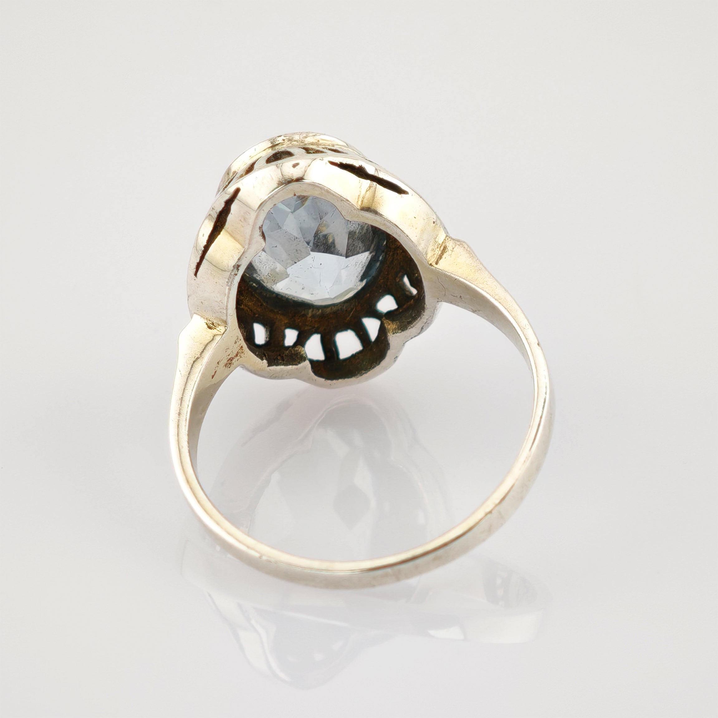 Antiker Ring mit großem facettiertem hellen Edelstein in kunstvoll verzierter silberner Fassung