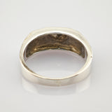 Antiker silberner Ring mit glatter, leicht angelaufener Innenseite und unregelmäßiger äußerer Form auf weißem Hintergrund.