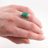 Orientalischer Silberring mit grünem Farbstein-Cabochon