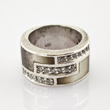 Breiter silberner Ring mit rechteckigen Perlmutt-Einlagen und Kristallen, 925er Silberstempel.