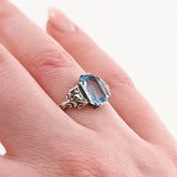 Ornamentaler Silberring mit blauem Stein in Emerald-Schliff um 1920