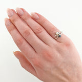 Eleganter Silberring mit zwei Perlen