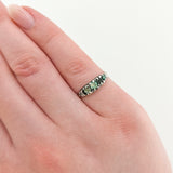 Vintage-Ring aus Silber mit grünen Glassteinen