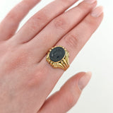 Klassischer Statement-Ring aus Gold mit Onyx-Kamee