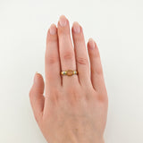 Filigraner Goldring mit Mondstein-Cabochon