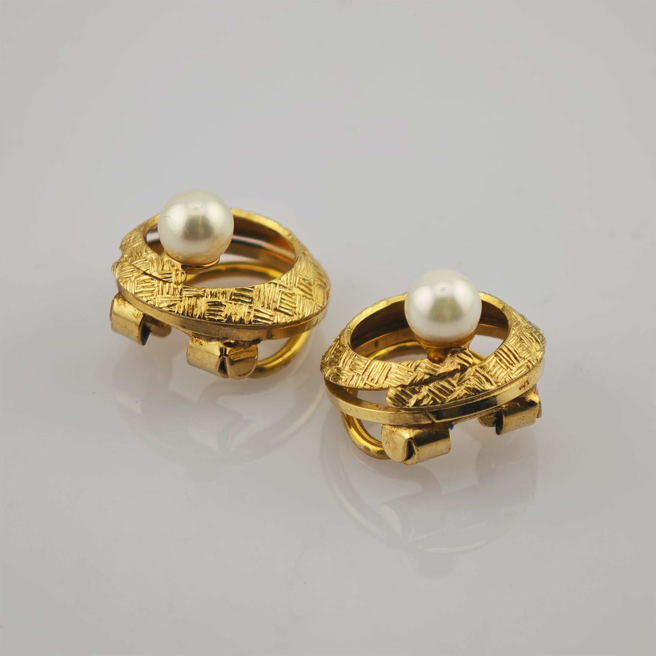 Zwei Creolen in Gold mit Perle und Fasermuster