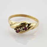 Zeitloser Goldring mit Diamant und Rubinen