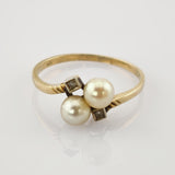 Moderner Goldring mit Perlen und Diamanten