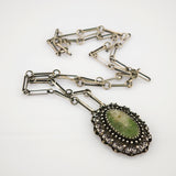 Silberne Designkette mit grünem Jade-Anhänger