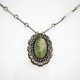 Silberne Designkette mit grünem Jade-Anhänger