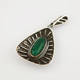 Moderner Silberanhänger mit Chrysopras-Cabochon