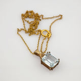 Feine Goldkette mit hellblauem Topas-Anhänger
