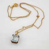 Feine Goldkette mit hellblauem Topas-Anhänger