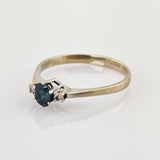 Eleganter Weißgold-Ring mit Saphir und Diamanten – klassischer Verlobungsring
