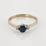 Eleganter Weißgold-Ring mit Saphir und Diamanten – klassischer Verlobungsring