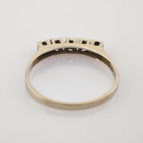 Eleganter Goldring mit geschwungener Fassung ohne Steine auf weißem Hintergrund.