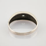 Eleganter silberner Ring mit glatter Oberfläche und eingravierter Zahl 925 auf weißem Hintergrund.