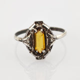 Eleganter Silberring mit Vintage-Verzierung und sechseckigem gelbem Edelstein