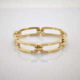 Elegantes goldenes Armband mit rechteckigen Gliedern und sichtbarem 585er Goldstempel auf weißem Hintergrund.