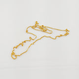 Fein gearbeitete Goldkette mit rundem Verschluss auf schlichtem weißem Hintergrund