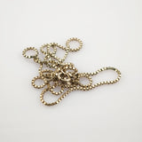 Goldene Boxkette mit Schließe auf weißem Hintergrund, glänzende metallische Oberfläche.