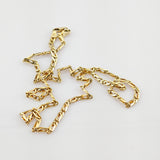 Goldene Halskette mit filigranen ovalen und verdrehten Gliedern auf weißem Hintergrund.