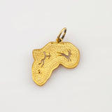 Goldener Anhänger in Form des afrikanischen Kontinents mit texturierter Oberfläche und zwei ausgeschnittenen Tiersilhouetten.