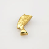 Goldener Anhänger in Form eines Pharaokopfs mit hohem Kronenschmuck und feinen gravierten Details.