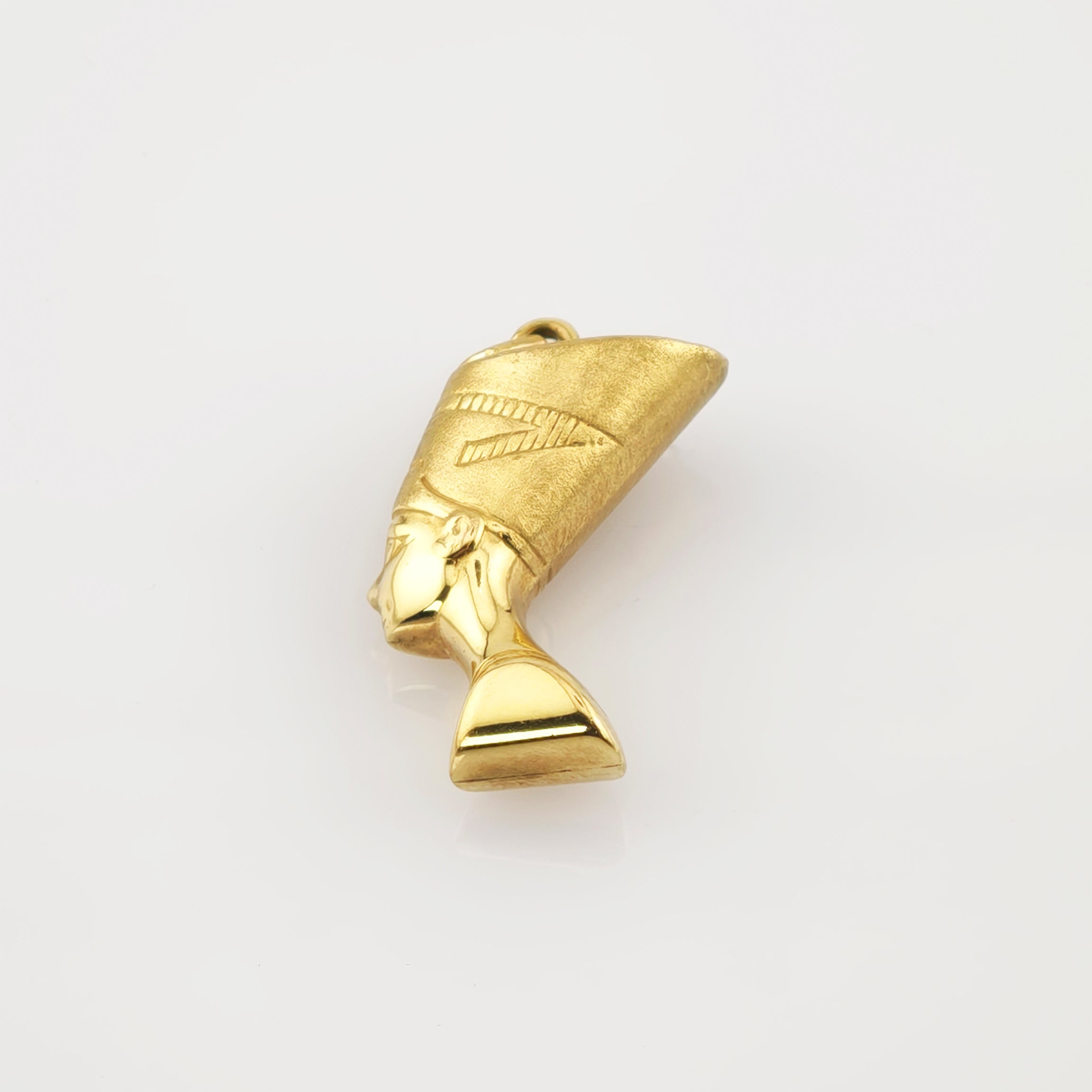 Goldener Anhänger in Form eines Pharaokopfs mit hohem Kronenschmuck und feinen gravierten Details.