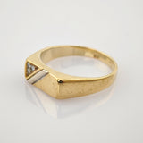 Goldener Ring mit quadratischem flachen Gesicht und drei Diamanten im Dreieck auf silbernem Band.