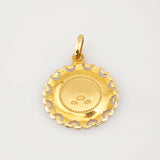 Goldener runder Anhänger mit muschelartigem Rand und Cut-out-Muster, geprägt mit AR und 750.