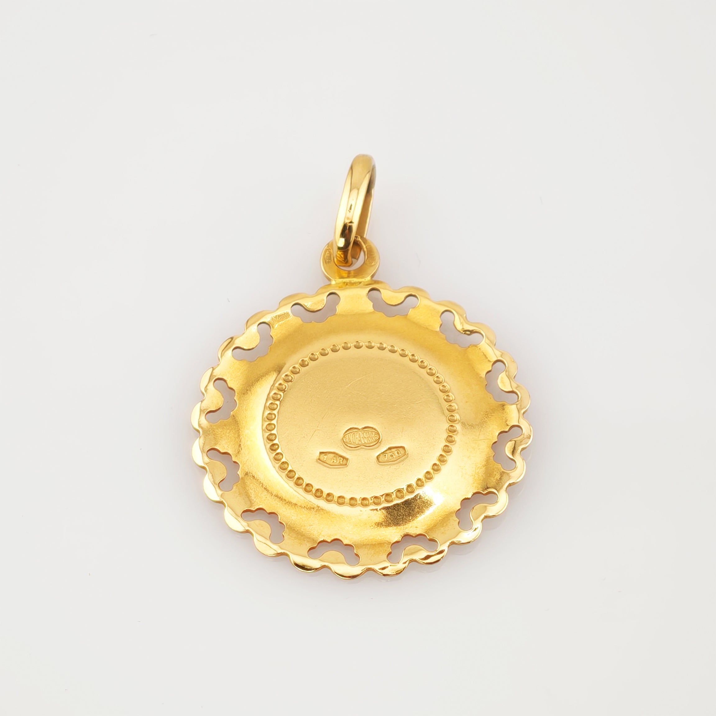 Goldener runder Anhänger mit muschelartigem Rand und Cut-out-Muster, geprägt mit AR und 750.