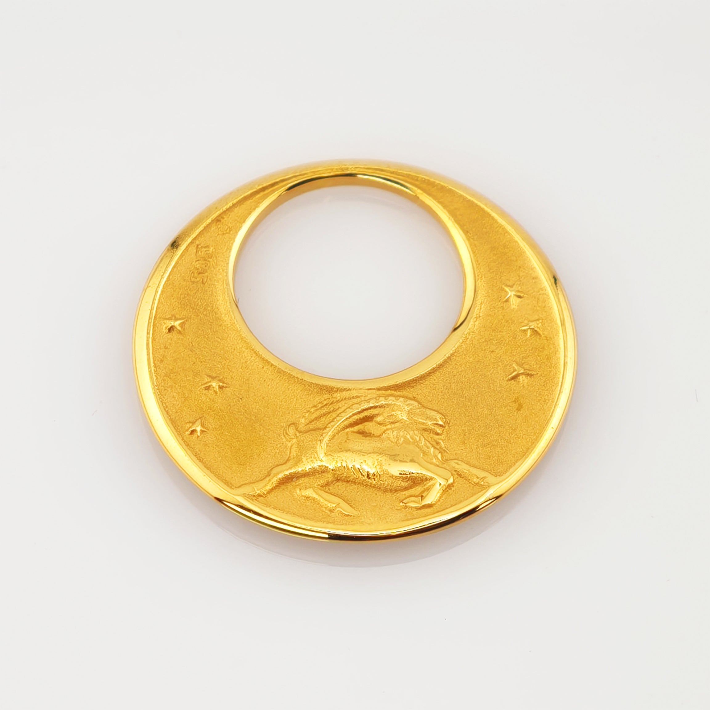 Goldener runder Anhänger mit Ziegenmotiv und Sternen, punziert mit 750.