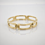Goldenes Armband mit rechteckigen Gliedern auf weißer Fläche