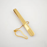 Goldfarbene Krawattenklammer mit matter Oberfläche und poliertem Rechteckdetail, goldene Kette und Hakenverschluss.