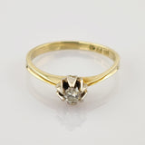 Feiner goldener Ring mit schmalem Band, zentralem Edelstein in silberner Krappenfassung, Gravur 585 PT 45 innen.