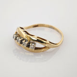 Eleganter Goldring mit verflochtenem Design und sechs kleinen Diamanten in einer Reihe auf hellem Goldring mit verschlungenem Design und sechs kleinen Diamanten in Fassette
