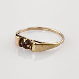 Goldring mit zentralem Rubin
