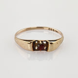 Goldring mit zentralem Rubin