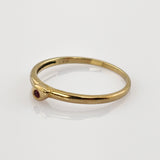 Feiner Goldring mit zentralem Rubin