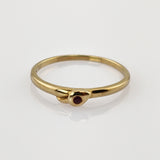Feiner Goldring mit zentralem Rubin