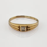 Goldring mit Diamantakzent