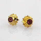 Verspielte Ohrringe aus Gold mit roten Amethysten