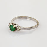Weißgoldring mit Smaragd und Brillanten