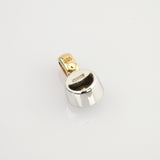 Kleiner Anhänger aus Gold und Silber mit ovalem Innenraum und goldenem Bügel, Punzierung 585.