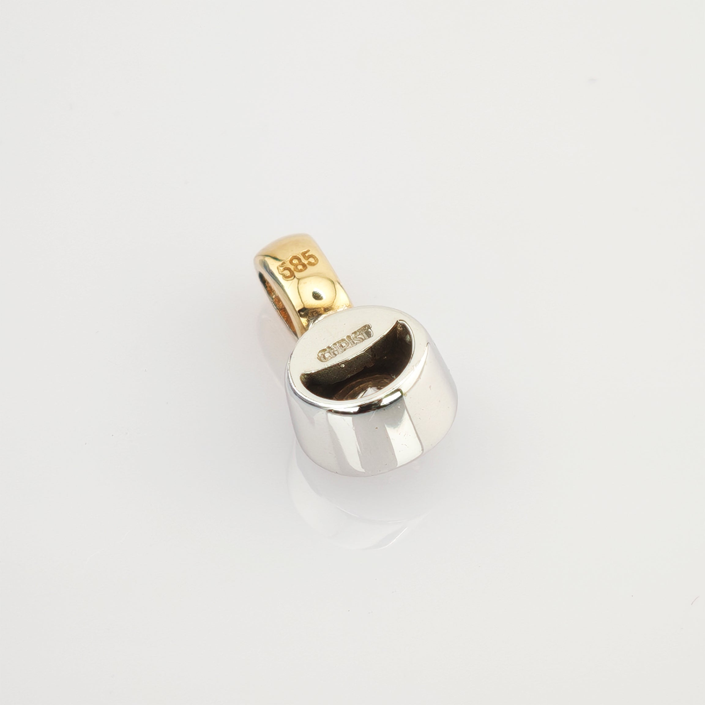 Kleiner Anhänger aus Gold und Silber mit ovalem Innenraum und goldenem Bügel, Punzierung 585.