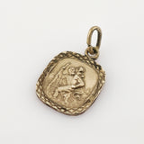 Kleiner Vintage-Anhänger aus Gold mit erhabenem Relief eines Heiligen mit Kind und Heiligenschein auf quadratischer Platte mit strukturierter Umrandung